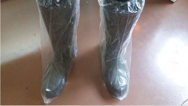 <p>Zdjęcie 1. Plastikowe ochraniacze na buty zapobiegają kontaminacji krzyżowej przez obuwie.</p>
