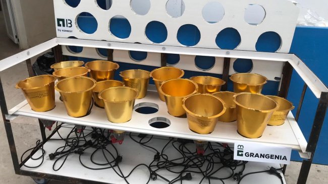 Zdjęcie 1: Wózek przeznaczony do suszenia i przechowywania lamp grzejących z porodówek (zdjęcie dzięki uprzejmości Grangenia)