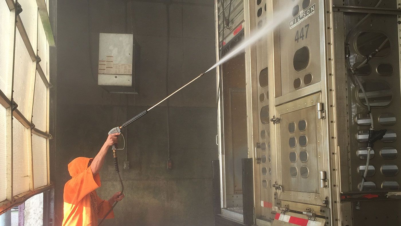 Fot. 2. Mycie ciśnieniowe ciężar&oacute;wki z zewnątrz
