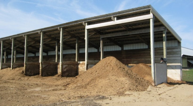Ryc. 2. Konstrukcja betonowa dla pryzm kompostu. Źr&oacute;dło: Agencja Kontroli Zanieczyszczeń Minnesota
