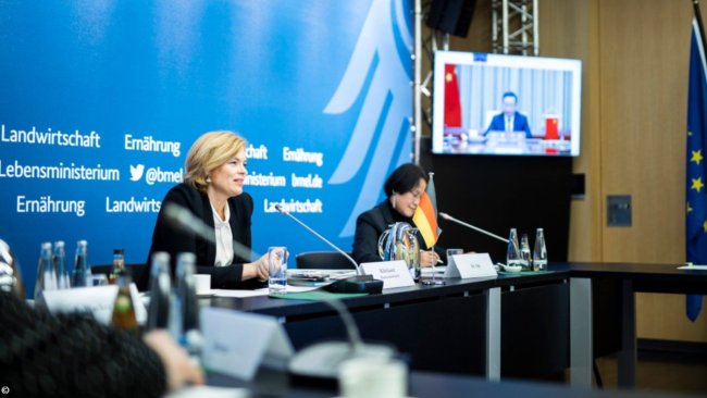 Federal Minister of Agriculture, Julia Klöckner, and her Chinese counterpart Tang Renjian discuss agricultural issues as part of the 6th China-Germany government consultations. Source: BMEL.