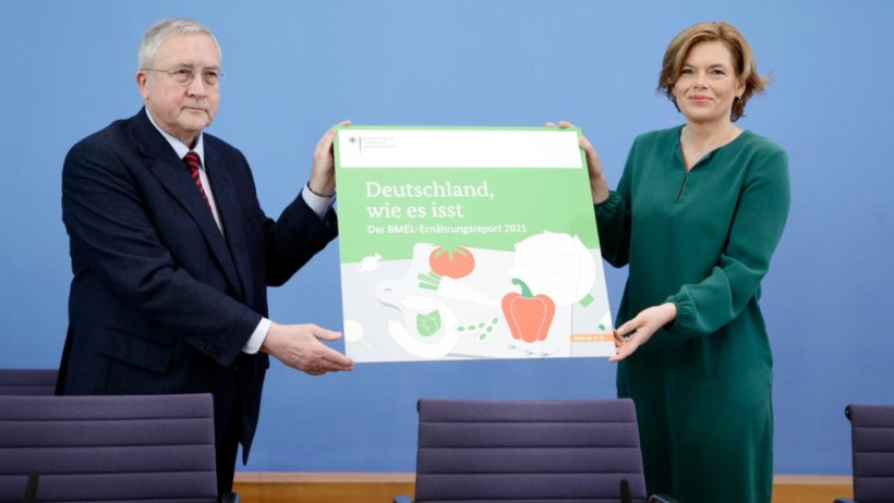 Federal Minister Julia Klöckner and Professor Manfred Güllner (Forsa) at the presentation of the BMEL Nutrition Report 2021 on May 19, 2021 in Berlin. Source: BMEL.