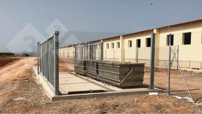 Ryc. 5. Kontenery do utylizacji zwłok ze zróżnicowanym dostępem do składowania zwłok i odbioru zwłok. Zdjęcie dzięki uprzejmości Joan Wennberg.