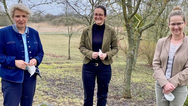 District Administrator Karina Dörk, State Secretary for Consumer Protection Anna Heyer-Stuffer and State Secretary for the Environment Anja Boudon (from left to right) at the joint meeting in Angermünde. Source: MSGIV.