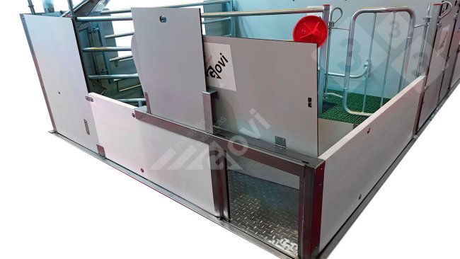 Fot. 1. Kojec porodowy z drzwiami umożliwiającymi prosiętom dostęp do sąsiedniego obszaru gniazdowania lub kojca.