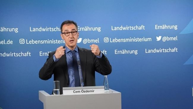 Federal Minister Özdemir presents key points for mandatory state labeling of animal husbandry. Source: BMEL.