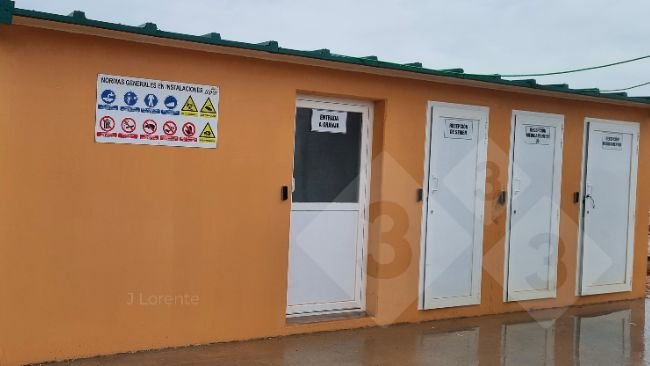 Ryc. 4. Miejsce odbioru z podziałem na obszary. Drzwi: Wejście na fermę, odbiór nasienia, odbiór produktów wymagających chłodzenia i ogólny odbiór leków.