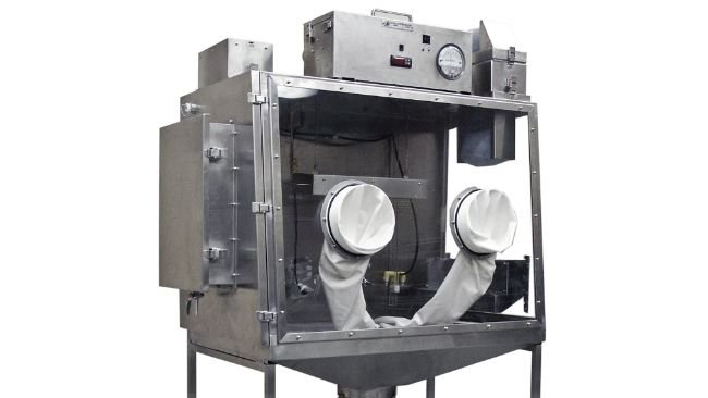 Ryc. 1. Modułowy system izolatorów dla zwierząt stosowany do ekspozycji loszek na aerozole rozcieńczonego homogenatu płucnego zawierającego szczep 232 M. hyopneumoniae. Źródło zdjęcia: www.altdesign.com