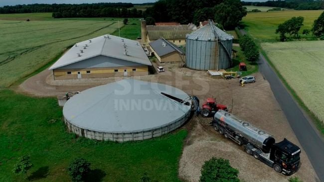 Zakwaszanie niskimi dawkami w celu zmniejszenia emisji metanu z magazynów powinno odbywać się późną wiosną. Obecnie osiąga się to poprzez dodanie kwasu siarkowego (96%) podczas intensywnego mieszania. Zdjęcie: Søs Lindeborg Pedersen, SEGES Innovation.