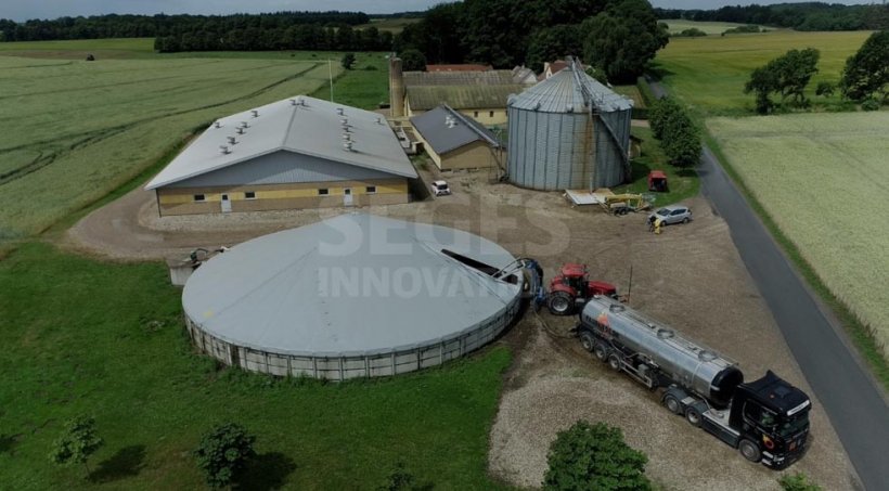 Zakwaszanie niskimi dawkami w celu zmniejszenia emisji metanu z magazynów powinno odbywać się późną wiosną. Obecnie osiąga się to poprzez dodanie kwasu siarkowego (96%) podczas intensywnego mieszania. Zdjęcie: Søs Lindeborg Pedersen, SEGES Innovation.